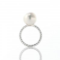白蝶真珠とダイヤモンドのエタニティのリング　02