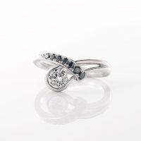 ブラックダイヤモンドがアクセント指が少し長く見えるマジックラインのリング01