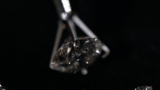 KATE　CM　ダイヤモンドの拡大シーン（ダイヤモンドをハナジマ提供）