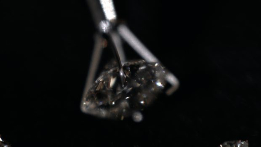 化粧品KATEのCMイメージ。CMの中で2.2ctのダイヤモンドを提供。