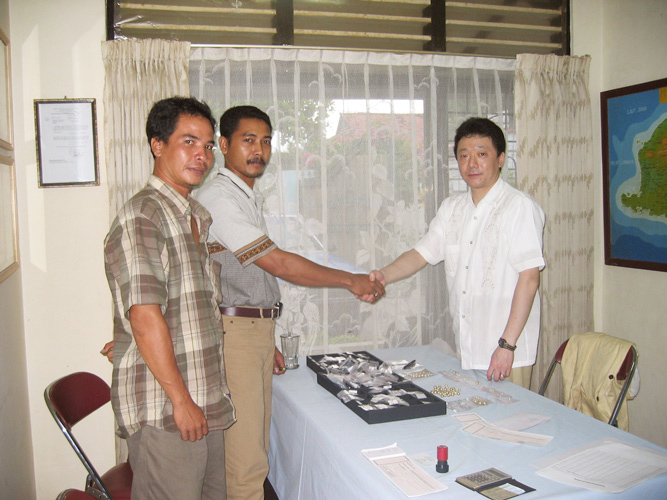 白蝶貝ゴールデンパールをインドネシア・ロンボク島の州政府から買い付け契約の写真
