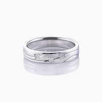 ダイヤモンドのリングと婚約指輪 02