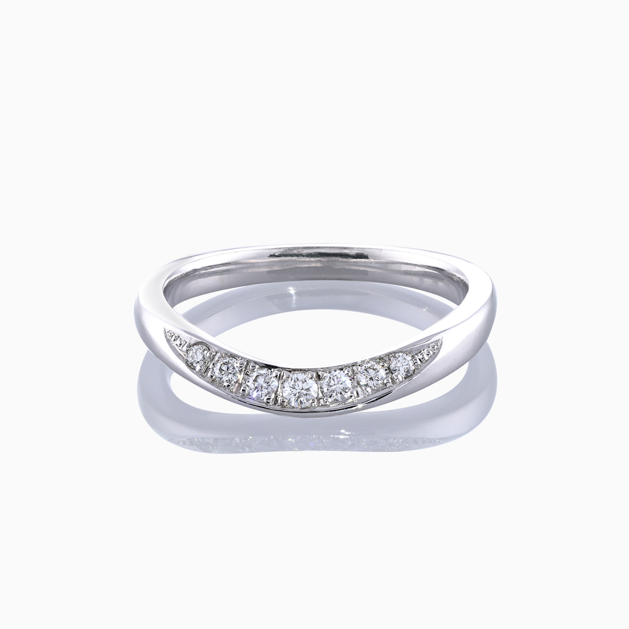 ダイヤモンドのリングと婚約指輪 01