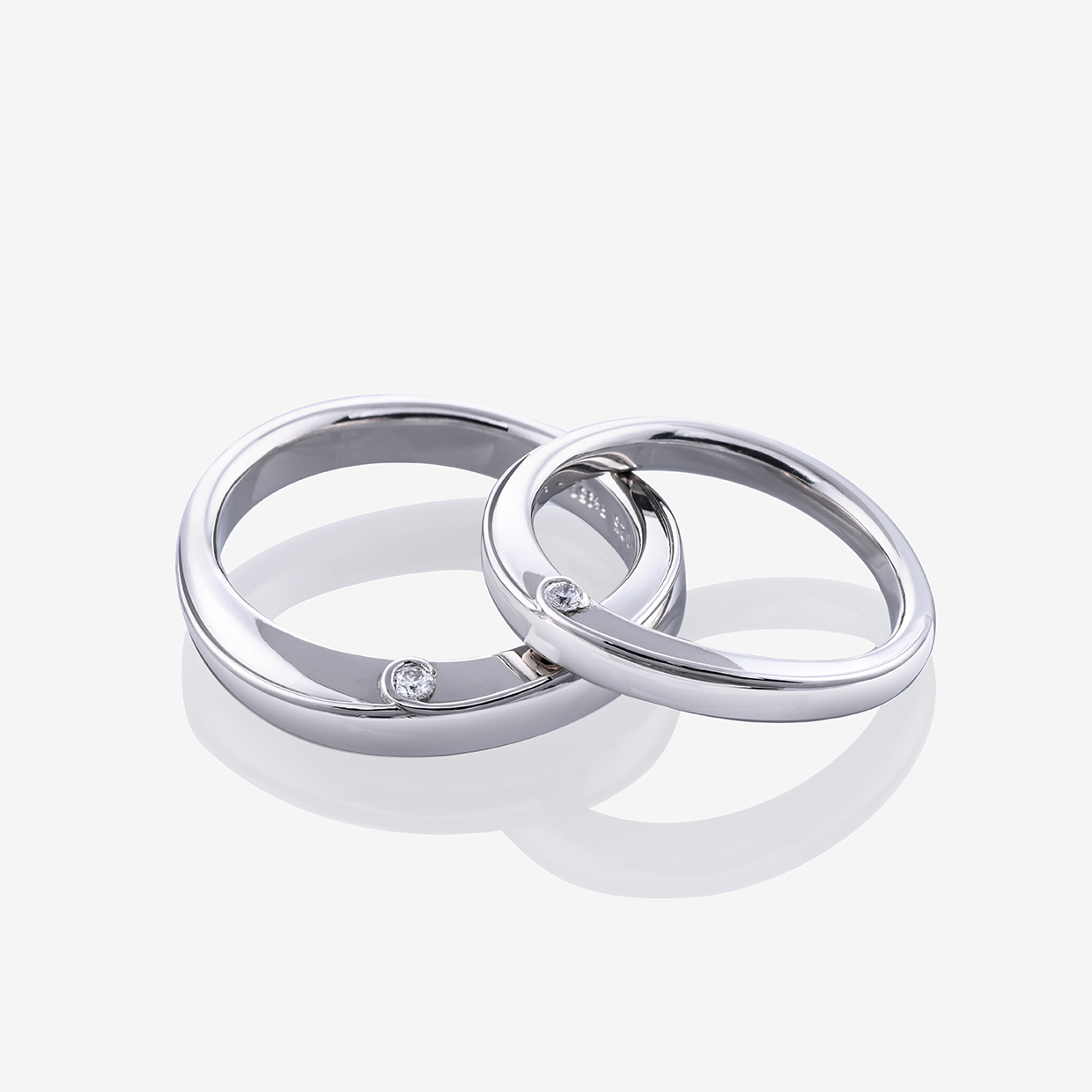 ダイヤモンドのリングと婚約指輪 04