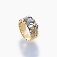 18金とプラチナの地金だけで立体的なフォルムを持つ葉っぱのリング 02