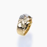 18金とプラチナの地金だけで立体的なフォルムを持つ葉っぱのリング 03