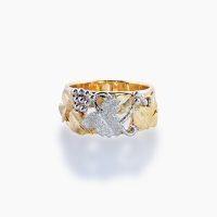 18金とプラチナの地金だけで立体的なフォルムを持つ葉っぱのリング 04