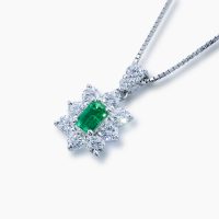 ブルーグリーンの神秘的で美しい彩りのエメラルドのネックレス 04