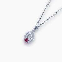 情熱的な赤が鮮烈で、光を受けるたびに強い輝きとともに鮮やかな色合いを放つルビーのネックレス 04