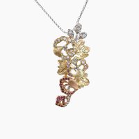 酔芙蓉(スイフヨウ)の花が咲く1日をデザインしたサファイアのネックレスとブローチ 04