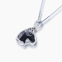 ブラックダイヤモンドそのものを馬モチーフにカットしたペンダントネックレス 02
