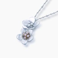 ほんのりと優しく色づく花に見立てたピンクダイヤモンドのペンダントネックレス 01