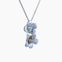 ほんのりと優しく色づく花に見立てたピンクダイヤモンドのペンダントネックレス 02
