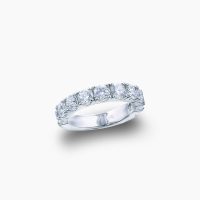 Dカラー・IF（インタナリーフローレス）・3EX（トリプルエクセレント）という、最高グレードのダイヤモンドを0.2ct × 10石＝合計2カラット、贅沢に使用した究極のハーフエタニティダイヤモンドリング 01