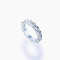 Dカラー・IF（インタナリーフローレス）・3EX（トリプルエクセレント）という、最高グレードのダイヤモンドを0.2ct × 10石＝合計2カラット、贅沢に使用した究極のハーフエタニティダイヤモンドリング 02