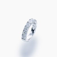Dカラー・IF（インタナリーフローレス）・3EX（トリプルエクセレント）という、最高グレードのダイヤモンドを0.2ct × 10石＝合計2カラット、贅沢に使用した究極のハーフエタニティダイヤモンドリング 03