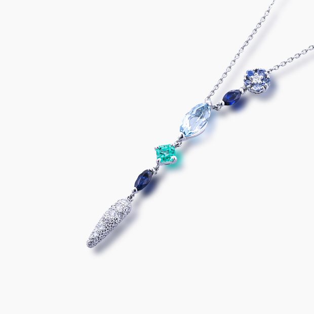 アクアマリンとサファイアが、きらめく水しぶきのように瑞々しい光と清らかな輝きを放ち、エメラルドとダイヤモンドの流れるようなラインは水がせせらぎ、形を変えながらきらめく瞬間を表現したペンダントネックレス 04