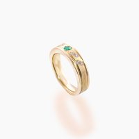 エメラルドは「癒しの石」として、心を穏やかに整え、夫婦愛や永遠の愛の象徴とされ、さらに大切な方への贈り物や、ご自身の節目の記念としてもふさわしいエメラルドのK18リング 02