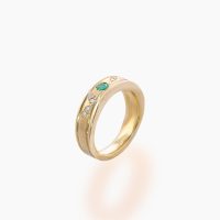 エメラルドは「癒しの石」として、心を穏やかに整え、夫婦愛や永遠の愛の象徴とされ、さらに大切な方への贈り物や、ご自身の節目の記念としてもふさわしいエメラルドのK18リング 03