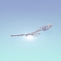 ニットやジャケット、フォーマルな装いにも調和するデザインで、自然の優美さと宝石の輝きが調和した、洗練されたフラワーモチーフに、タンザナイト・ブルートパーズ・アクアマリンを贅沢にあしらったブローチ 03