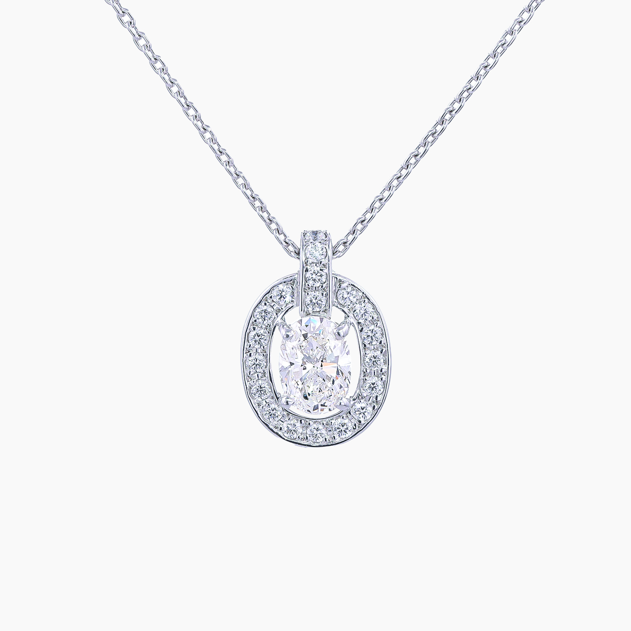 「世界で最も美しいダイヤモンド」と称されるラザールダイヤモンド0.714ct・Gカラー・VVS2クラリティのオーバルカットは、胸元をすっきりと見せ、フェミニンで優雅な印象を演出するラザールダイヤモンドペンダントネックレス 01