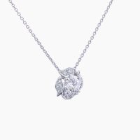「世界で最も美しいダイヤモンド」と称されるラザールダイヤモンド1.08ct、Hカラー、VVS2という品質と、ラザールならではのグッドメイクなカットにより最高の輝きを解き放ち、花びらのような立体的造形ペンダントネックレス 03