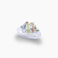 多彩なカラーとシェイプのカラーダイヤモンドを贅沢にあしらった、まるで万華鏡のように輝くリング　04