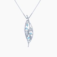 春になると新しい葉が芽吹くことから、「再生」「新しいスタート」のシンボルにも例えれる葉のフォルムを繊細に象り、ネオンブルーの煌めきが美しい希少なブラジル産パライバトルマリンを添えたペンダントネックレス 04