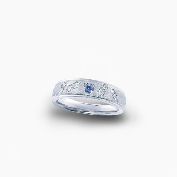 「誠実」「慈愛」「徳望」といった石言葉を持つサファイアは、持ち主を成功へと導く「幸運のお守り」とされ、深いロイヤルブルーの輝きが印象的なラウンドカットのサファイアリング 04