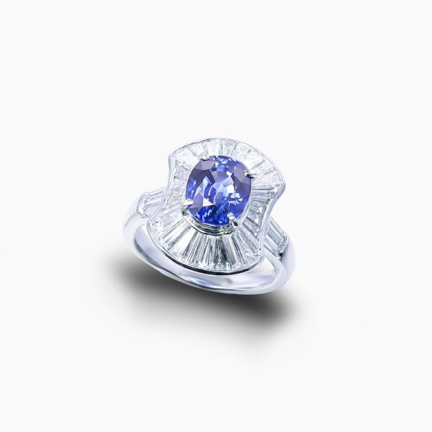 マダガスカル産らしい澄んだ透明感と、深みのある青が共存し、見る角度によって豊かな表情を見せる2.76ct のサファイアのリング 04