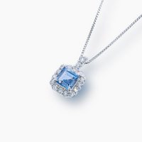 澄んだ海を閉じ込めたかのようなアクアマリンを配し、その周囲を取り巻くようにのダイヤモンドを添えた、繊細かつ華やかなデザインペンダントネックレス 02