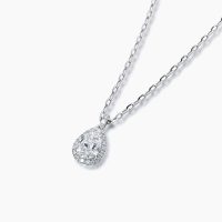 Dカラーの1.014ctの大粒ペアシェイプダイヤモンドが胸元を華やかに照らす、まさに大人の女性のための贅沢な逸品プラチナペンダントネックレス 01