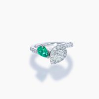 0.51ctのエメラルドと優美な煌めきを湛えるマーキスカットダイヤモンド0.41ctを贅沢にあしらったリング 01