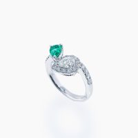 0.51ctのエメラルドと優美な煌めきを湛えるマーキスカットダイヤモンド0.41ctを贅沢にあしらったリング 03