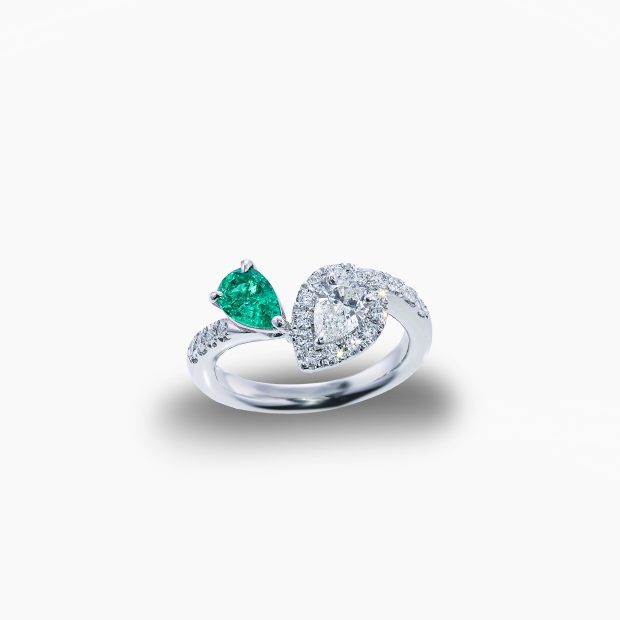 0.51ctのエメラルドと優美な煌めきを湛えるマーキスカットダイヤモンド0.41ctを贅沢にあしらったリング 04