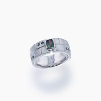 中心に据えられたボルダーオパールとの両脇には、光の変化で色が変わるアレキサンドライトが埋め込まれたプラチナ艶消しリング 02