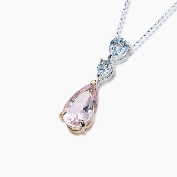 胸元で優しく揺れるペアシェイプのモルガナイトは、光を纏うたびにふんわりと柔らかなピンク色で上品な輝きで彩られ、対照的な色のアクアマリンを上部に配したペンダントネックレス 04