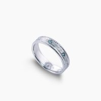 昼の太陽光の下では穏やかな青緑に、夜の灯りの下では神秘的な赤紫へ―光によって表情を変える3石のアレキサンドライトを、贅沢にあしらい、プラチナのマットな質感と、側面に施された繊細なミル打ち装飾が、アンティークの趣と気品を添えるリング　02