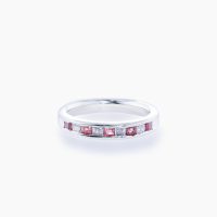 世界中で採掘されるダイヤモンドの0.01%未満しかないピンクダイヤモンドと、ルビーが交互に煌めく上品で贅沢なハーフエタニティリングはレール留めデザインで引っかかりも少ない使い勝手がよいのも特徴です 01