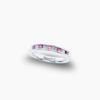 世界中で採掘されるダイヤモンドの0.01%未満しかないピンクダイヤモンドと、ルビーが交互に煌めく上品で贅沢なハーフエタニティリングはレール留めデザインで引っかかりも少ない使い勝手がよいのも特徴です　02