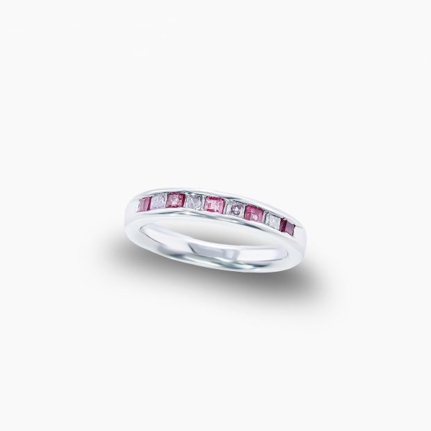 世界中で採掘されるダイヤモンドの0.01%未満しかないピンクダイヤモンドと、ルビーが交互に煌めく上品で贅沢なハーフエタニティリングはレール留めデザインで引っかかりも少ない使い勝手がよいのも特徴です 02