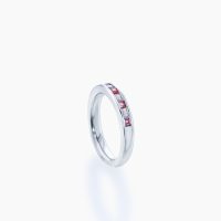 世界中で採掘されるダイヤモンドの0.01%未満しかないピンクダイヤモンドと、ルビーが交互に煌めく上品で贅沢なハーフエタニティリングはレール留めデザインで引っかかりも少ない使い勝手がよいのも特徴です 03