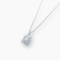 中央には、0.20ctのエメラルドカットダイヤモンド、その周囲を合計0.70ctのメレダイヤモンドをあしらったプラチナダイヤモンドネックレス 02