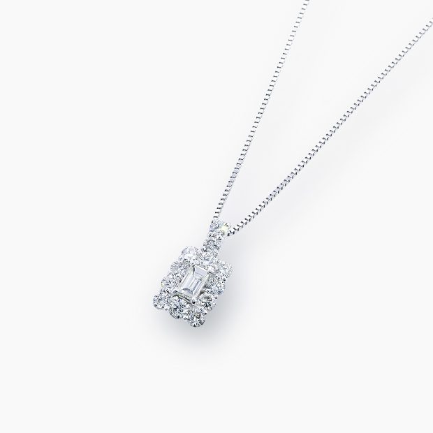 中央には、0.20ctのエメラルドカットダイヤモンド、その周囲を合計0.70ctのメレダイヤモンドをあしらったプラチナダイヤモンドネックレス　02