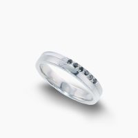 シンプルながらも個性を感じさせるアシンメトリーなブラックダイヤモンドをリング中央のラインに沿って等間隔にセッティングしたデザインの重厚なプラチナリング　02