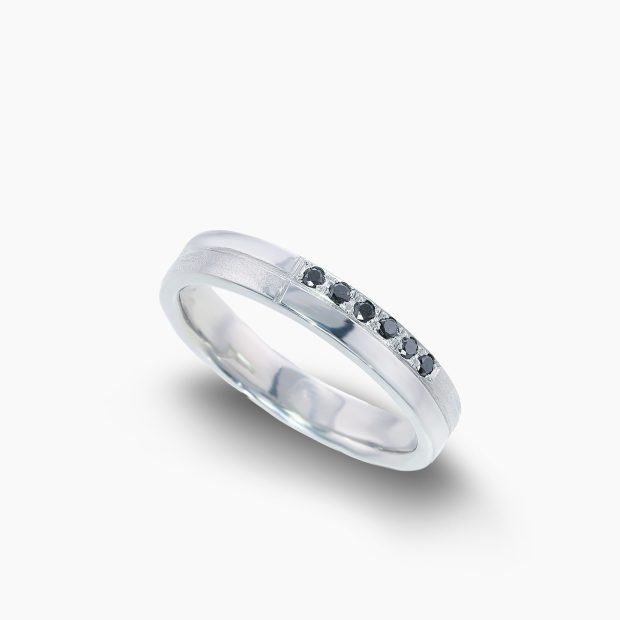シンプルながらも個性を感じさせるアシンメトリーなブラックダイヤモンドをリング中央のラインに沿って等間隔にセッティングしたデザインの重厚なプラチナリング 02