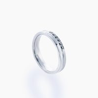 シンプルながらも個性を感じさせるアシンメトリーなブラックダイヤモンドをリング中央のラインに沿って等間隔にセッティングしたデザインの重厚なプラチナリング 03