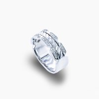 15gを超えるプラチナのボリューム感に加え、ダイヤモンドを合計12石(計0.24ct)セッティングした贅沢なリングは性別を問わずお使いいただけるユニセックスなデザインです。02