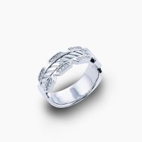 15gを超えるプラチナのボリューム感に加え、ダイヤモンドを合計12石(計0.24ct)セッティングした贅沢なリングは性別を問わずお使いいただけるユニセックスなデザインです。03