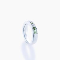 グリーン色のガーネットとピンクダイヤモンドを交互に、両端にはペリドットをあしらったプラチナハーフエタニティリング 02